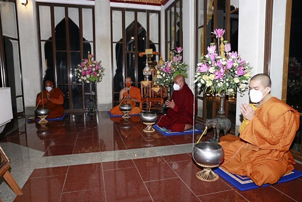 คณะสงฆ์สวดมนต์ ที่วัดไทยกุสินาราเฉลิมราชย์ เมืองกุสินารา รัฐอุตตรประเทศ อินเดีย.