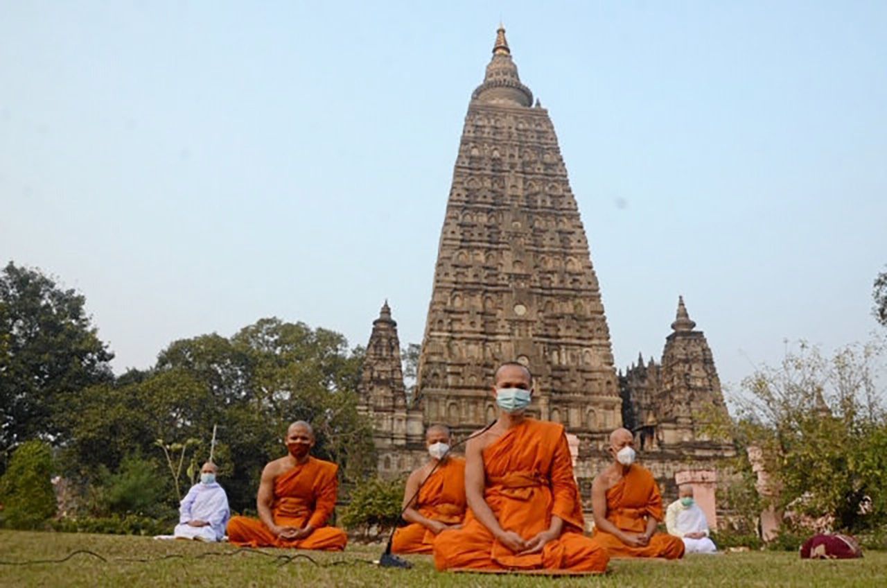 พระมหานิพนธ์ ญาณวโร เลขานุการเจ้าอาวาสวัดไทยพุทธคยา อินเดีย นำสวดมนต์จากหน้ามหาเจดีย์พุทธคยา เมืองคยา รัฐพิหาร อินเดีย สถานที่ตรัสรู้.