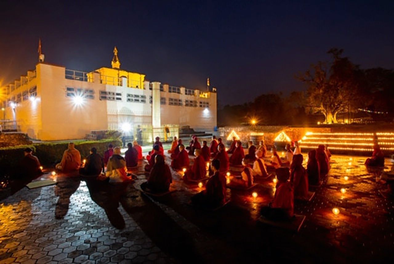 พระศรีโพธิวิเทศ เจ้าอาวาสวัดไทยลุมพินี ประเทศเนปาล นำคณะสงฆ์ไทยและอินเดีย ร่วมพิธีสวดมนต์ข้ามปีที่สวนลุมพินีวัน สถานที่ประสูติของ พระสัมมาสัมพุทธเจ้า เชื่อมโยงสู่ไทยและให้ชาวพุทธทั่วโลกร่วมสวดมนต์เป็นสิริมงคลและผ่านพ้นวิกฤติโควิด-19.