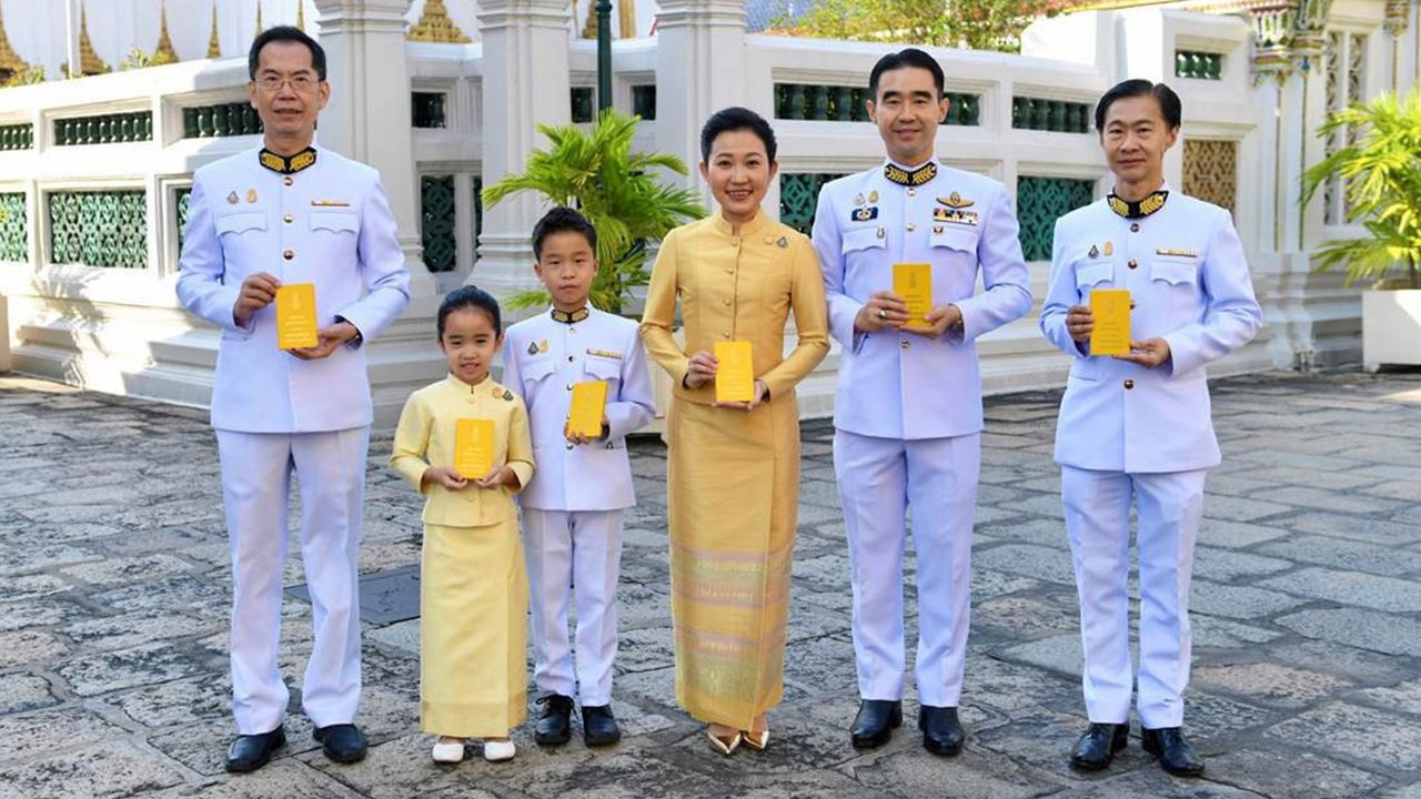 ถวายพระพร อัศวิน-ฐาปณี เตชะเจริญวิกุล, วิชัย เบญญาดิลก และ ตุลย์ วงศ์ศุภสวัสดิ์ ลงนามถวายพระพรชัยมงคล พระบาทสมเด็จพระเจ้าอยู่หัว และ สมเด็จพระนางเจ้าฯ พระ บรมราชินี เนื่องในเทศกาลวันขึ้นปีใหม่ 2564 ที่ศาลาสหทัยสมาคม ในพระบรมมหาราชวัง วันก่อน.