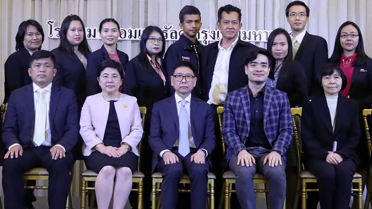 อบรมหนัก กุลิศ สมบัติศิริ ปลัดกระทรวงพลังงาน เปิดการฝึกอบรมและปัจฉิมนิเทศโครงการพัฒนาบุคลากรตาม Training Roadmap สำหรับบุคลากรกระทรวงพลังงาน โดยมี เปรมฤทัย วินัยแพทย์, ฉัตรชัย คุณโลหิต และ ดร.สุรพิชย์ พรหมสิทธิ์ มาร่วมงานด้วย ที่ รร.ดิ เอมเมอรัลด์ วันก่อน.