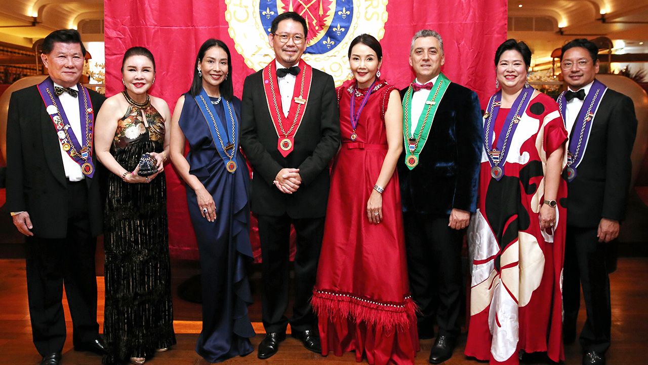 เพลิดเพลิน ประสบสุข ถวิลเวชกุล จัดงานเลี้ยงในโอกาสฉลองคริสต์มาส พร้อมฟังบรรยายศิลปะการปรุงและประกอบอาหารชั้นเลิศ โดยมี สุชาดา-สรวิช ภิรมย์ภักดี, มลชยา เตชะไพบูลย์ และ ศุภชัย-สงวนศรี สุทธิพงษ์ชัย มาร่วมงานด้วย ที่โรงแรมแมนดาริน โอเรียนเต็ล วันก่อน.