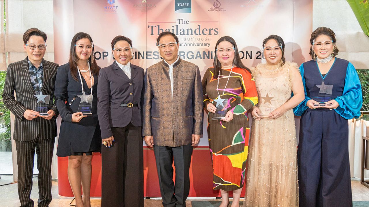 ภูมิใจยิ่ง - กลินท์ สารสิน ประธานหอการค้าแห่งประเทศไทย มอบรางวัล “Top Business Organization  2020” ให้แก่ สุริยน ศรีอรทัยกุล, อุษณีย์ มหากิจศิริ ลีโอณีโอ และ นภัสนันท์ พรรณนิภา โดยมี อมรสิริ บุญญสิทธิ์ มาร่วมงานด้วย ที่โรงแรมวอลดอร์ฟ แอสโทเรีย วันก่อน.