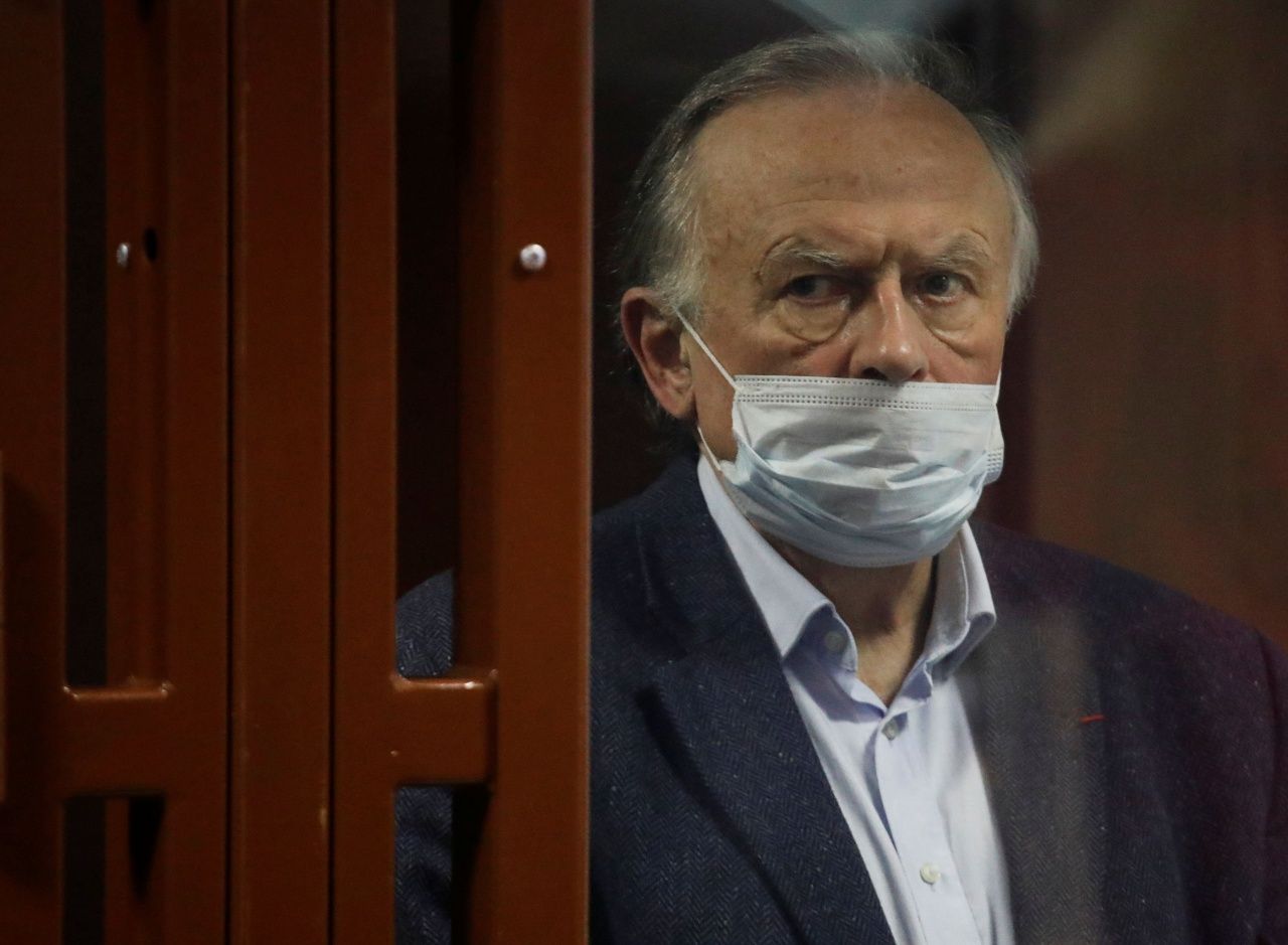 ศ.โอเลก โซโคลอฟ  วัย 63 ปีถูกนำตัวมารับฟังคำพิพากษาที่ศาลในนครเซนต์ปีเตอร์สเบิร์ก เมื่อ 25 ธ.ค.63