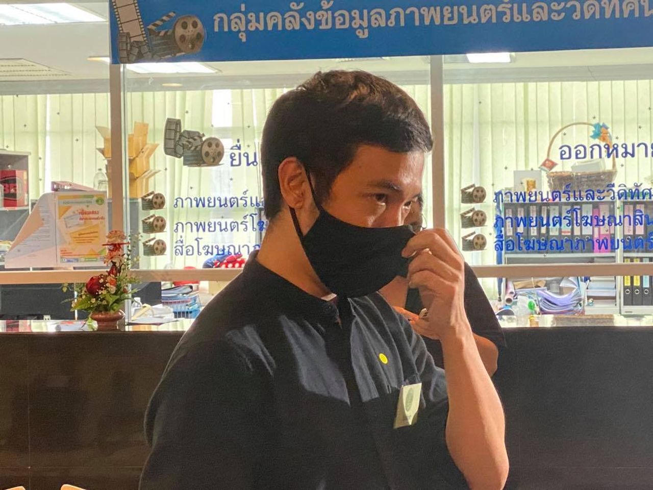 บรรยากาศขณะรอผลการพิจารณาของ ณฐพล บุญประกอบ (ภาพ: นคร โพธิ์ไพโรจน์)