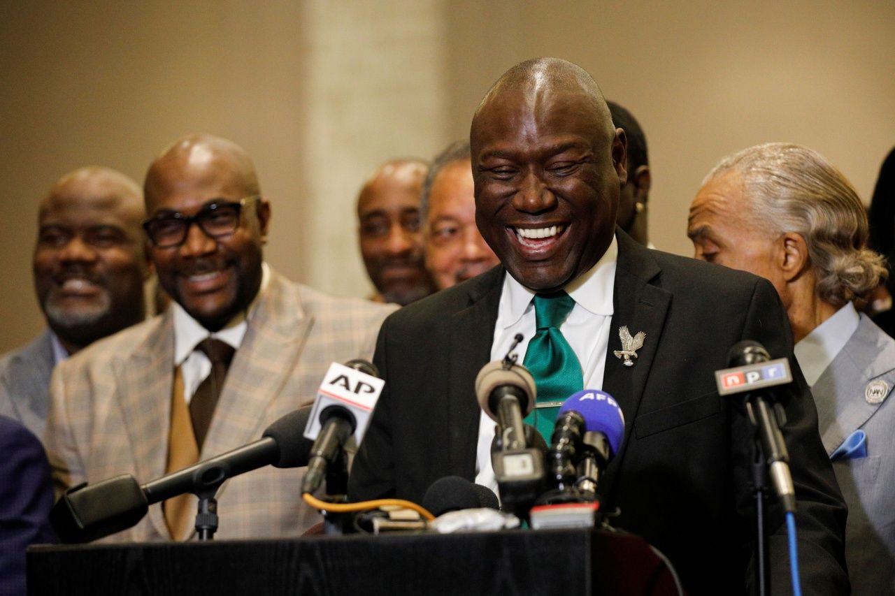 เบนจามิน ครัมป์ ทนายความของครอบครัวฟลอยด์