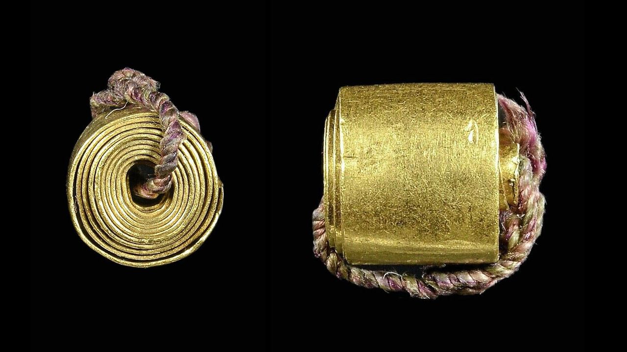 ตะกรุดลูกอม โลกธาตุ ไหม ๕ สี เนื้อทองคำ หลวงปู่ใจ วัดเสด็จ ของ เพชร อิทธิ.