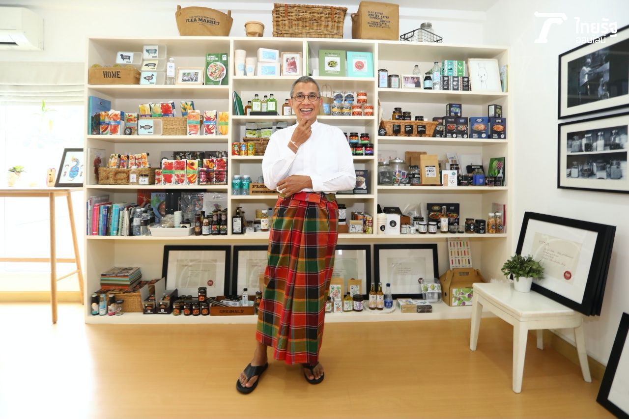 ชั้นวางส่วนหนึ่งของผลงาน จากประสบการณ์การสร้างแบรนด์ให้ผลิตภัณฑ์ต่างๆ  (ภาพโดย : ชุติมน เมืองสุวรรณ)