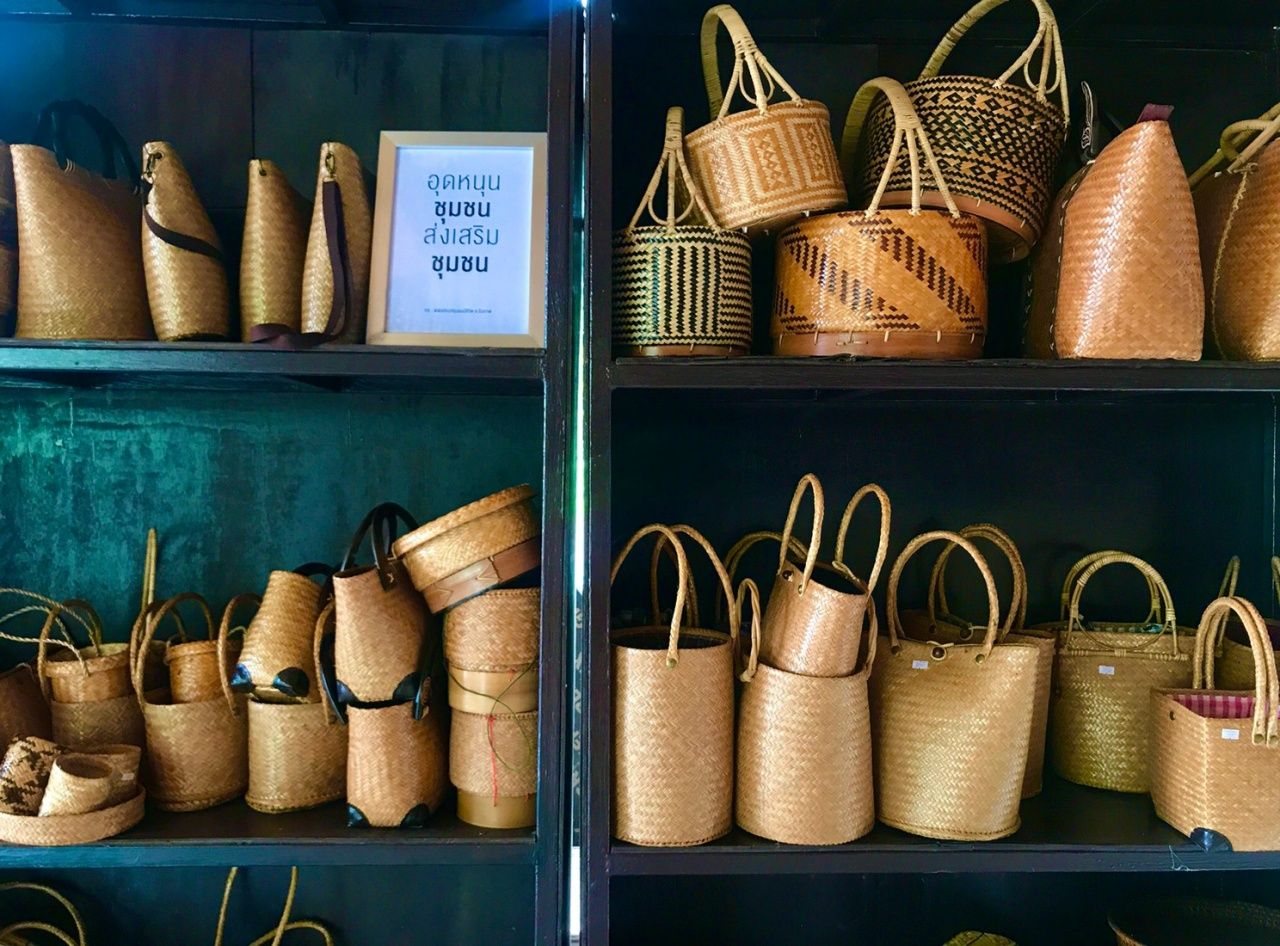 ต้นคล้า ที่เคยเป็นได้แค่กระติ๊บข้าวเหนียว ตอนนี้ได้ถูกออกแบบให้เป็นกระเป๋า และผลิตภัณฑ์อื่นๆ (ขอบคุณภาพ : สุทธิพงษ์ สุริยะ)