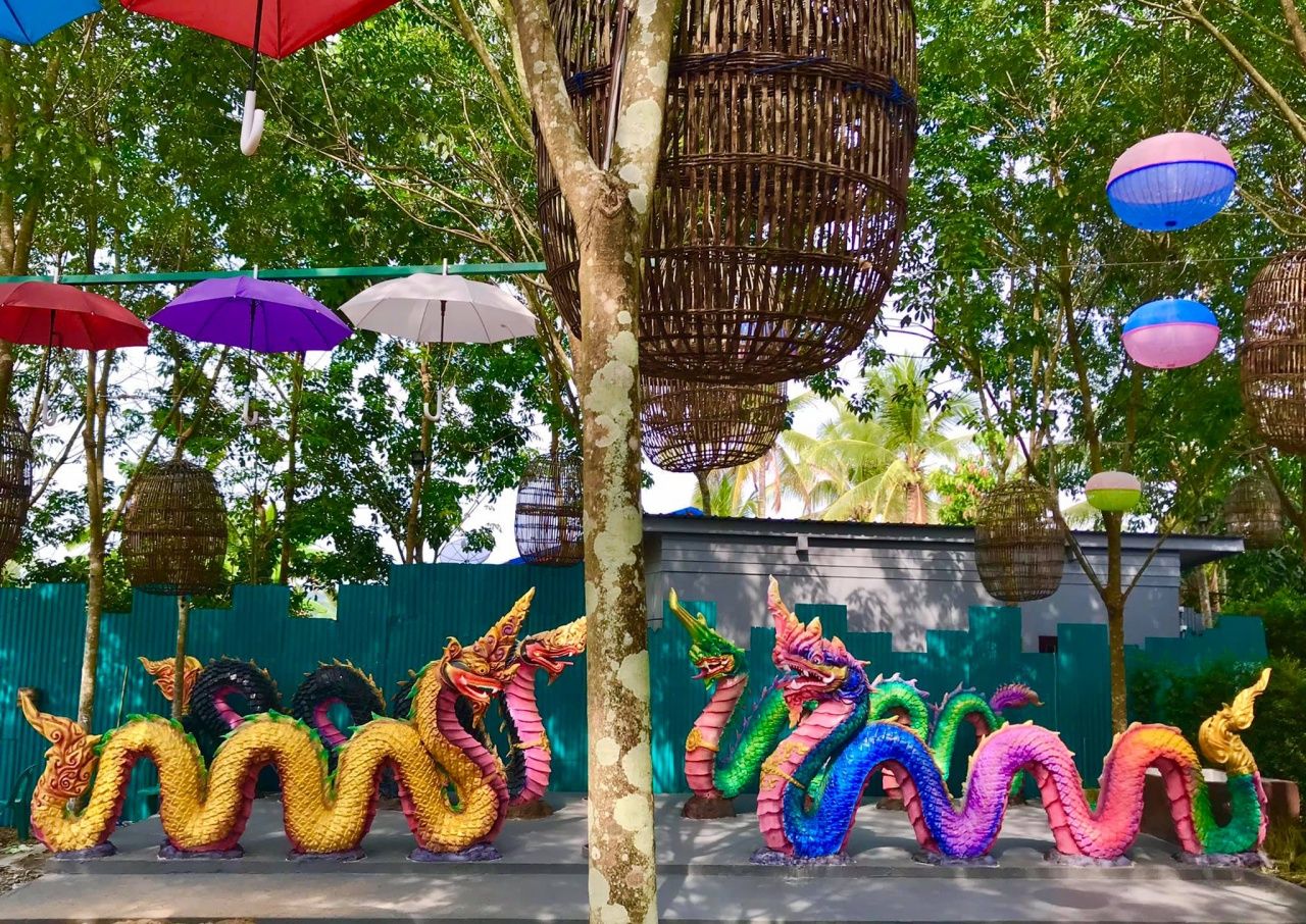 จุดเด่นใหม่ล่าสุดเพิ่งเปิดตัวกลางเดือนเมษายน 2564 คือรูปปั้นพญานาคหลากสีสันในแหล่งค้าขายของหมู่บ้าน  (ขอบคุณภาพ : สุทธิพงษ์ สุริยะ)