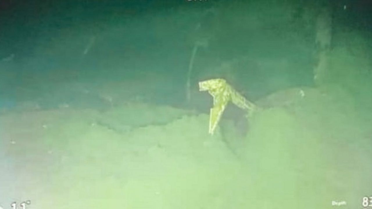 ซากเรือดำน้ำเคอาร์ไอ นังกาลา-402 หลังประสบเหตุจมสู่ก้นทะเลนอกชายฝั่งทางตอนเหนือของเกาะบาหลี และหักเป็นสามท่อน 