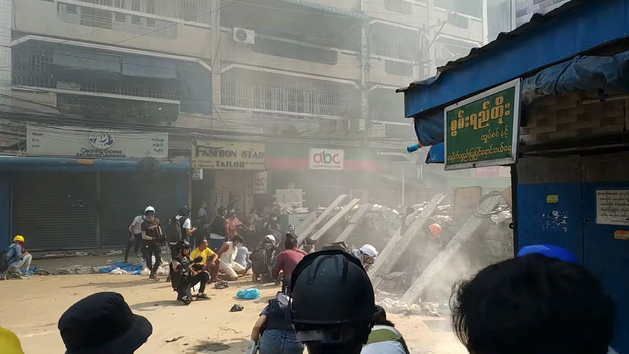 ชาวเมียนมาต่อต้านรัฐประหาร