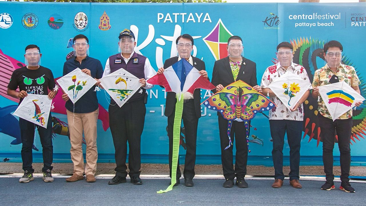 ไปดูว่าว รณกิจ เอกะสิงห์ และ เศรษฐวุฒิ ทัตสุระ เปิดงาน “PATTAYA KITE ON THE BEACH 2021” เทศกาลว่าวริมชายหาดเมืองพัทยา โดยมี ขจรเดช อภิชาติตรากุล, เอกราช คันธโย และ บุญอนันต์ พัฒนสิน มาร่วมงานด้วย ที่หน้าเซ็นทรัลเฟสติวัล พัทยา บีช วันก่อน.