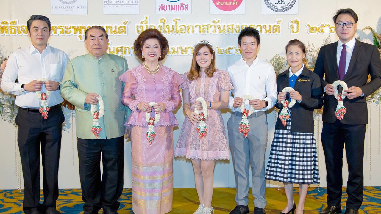 วันสำคัญ ดร.วรวิทย์–พัชรา วีรบวรพงศ์ จัดพิธีเจริญพระพุทธมนต์ เนื่องในโอกาสเทศกาลสงกรานต์ โดยมี ศุภชัย วีรบวรพงศ์, พัชราวดี วีรบวรพงศ์, วัลลภ กมลวิศิษฎ์, จินตณา กิ่งแก้ว และ ชวลิต กาญจนเสวี มาร่วมพิธีด้วย ที่โรงแรม เดอะ เบอร์เคลีย์ ประตูน้ำ วันก่อน.