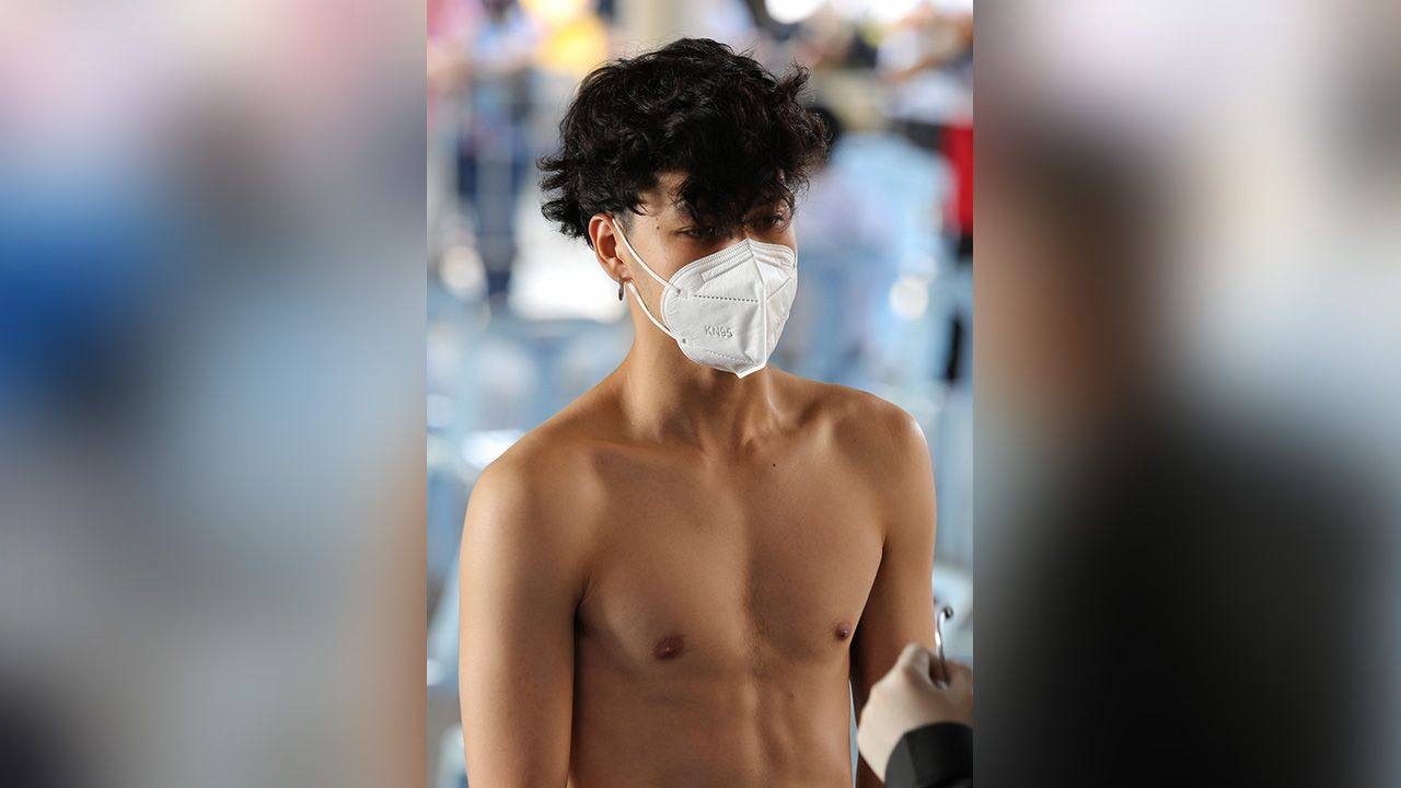 คนนี้ใจมันได้! ...คนอื่นพยายามเลี่ยง แต่ เก้า-จิรายุ แอ่นอก ลีบๆเข้าไปขอสมัครทหาร เกณฑ์ แต่กลับถูกปฏิเสธเพราะหมอตรวจพบว่าคลื่นไฟฟ้าหัวใจไม่ปกติ ...ช่วงนี้มันเต้นเป็นจังหวะ เลิฟมั้ง อิ๊ๆ.