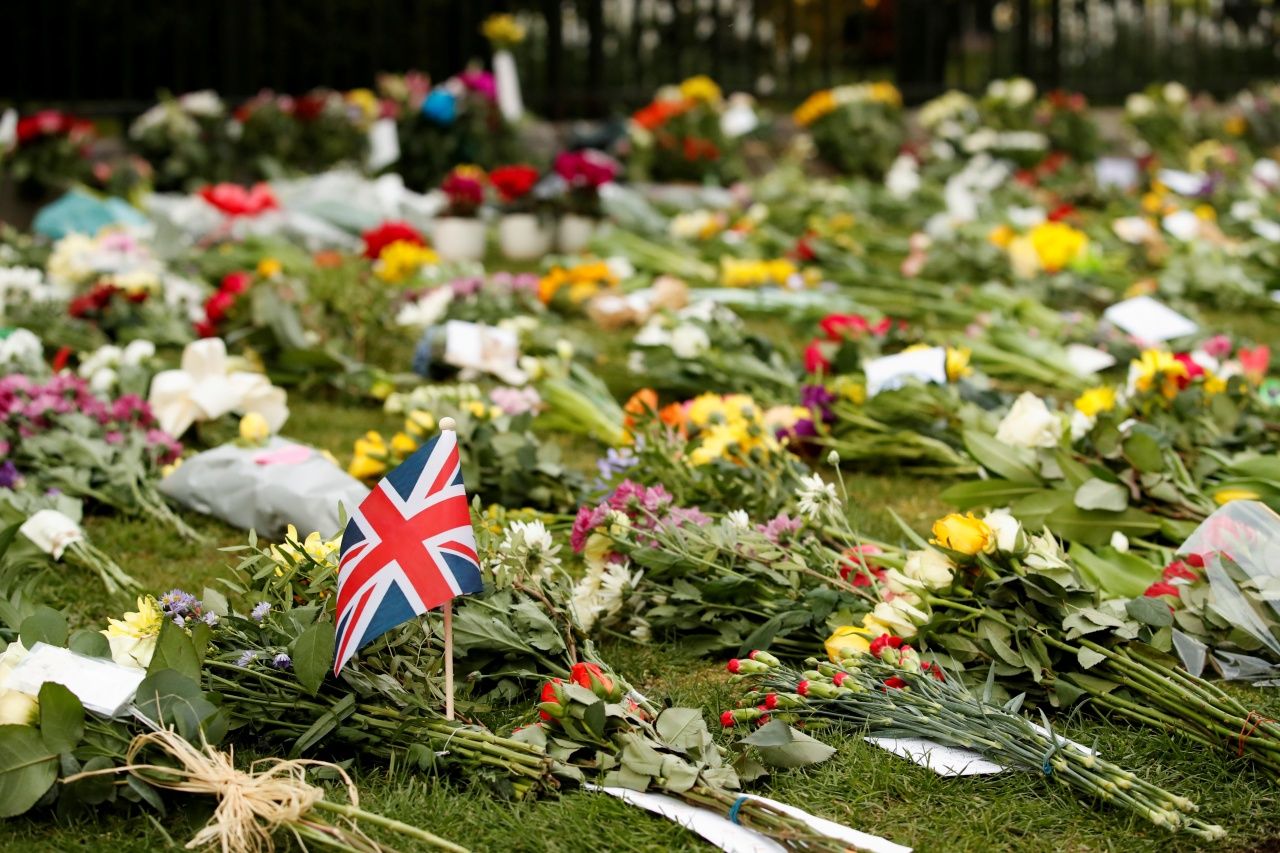 ช่อดอกไม้จำนวนมากนำมาแสดงความอาลัยแด่เจ้าชายฟิลิป ดยุคแห่งเอดินบะระ สิ้นพระชนม์ ขณะพระชนมายุ 99 พรรษา