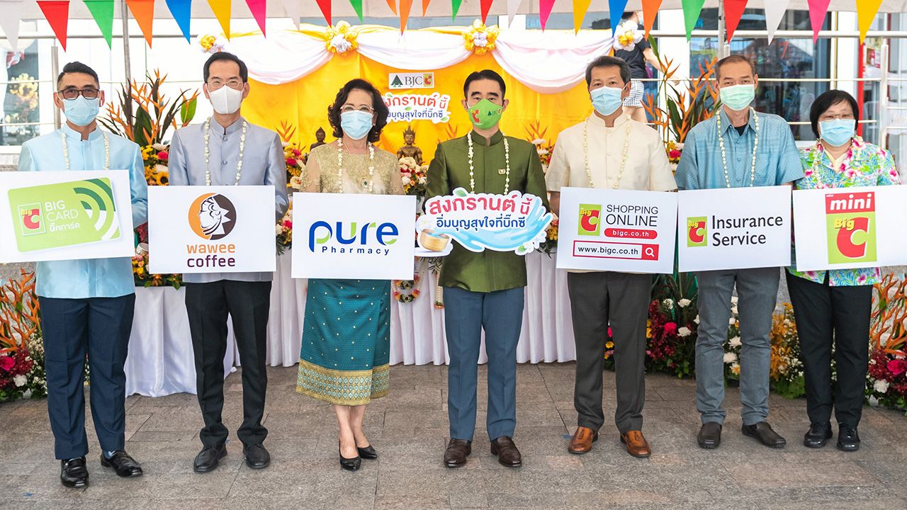 สิริมงคล อัศวิน เตชะเจริญวิกุล จัดพิธีสรงน้ำพระพุทธรูป “พระพุทธมหามงคล” เพื่อความเป็นสิริมงคลรับวันปีใหม่ไทย พร้อมจัดแคมเปญ “สงกรานต์นี้ อิ่มบุญสุขใจที่บิ๊กซี” โดยมี วิภาดา ดวงรัตน์, ปฐพงศ์ เอี่ยมสุโร และ วิชัย เบญญาดิลก มาร่วมงานด้วย ที่บิ๊กซี ราชดำริ วันก่อน.