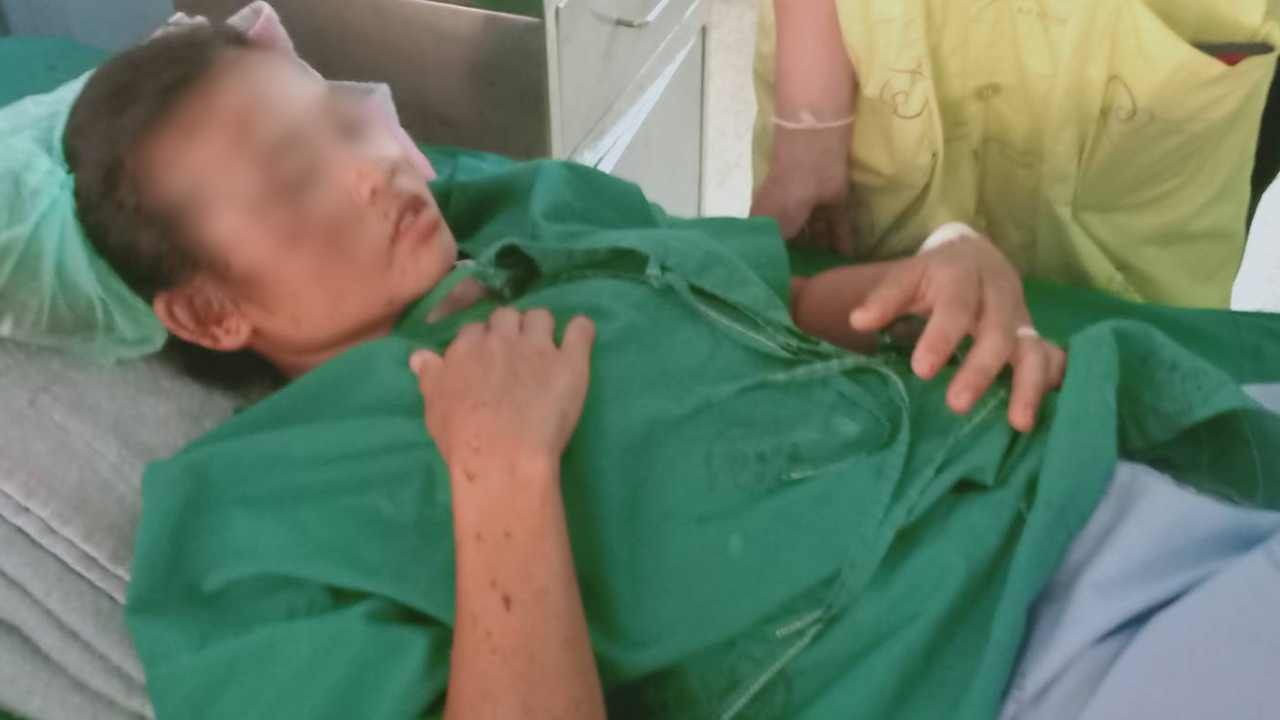 หญิงสาวชาวกะเหรี่ยง ได้รับบาดเจ็บสาหัส จากการทิ้งระเบิดของเครื่องบินพม่า ในคืนวันที่ 27 มี.ค.