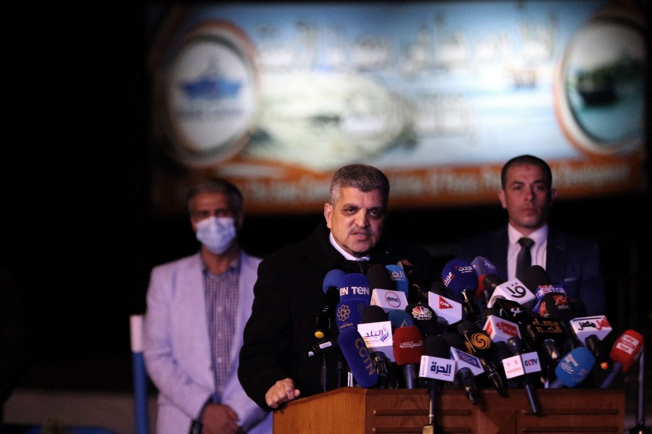 นายโอซามา ราบี ประธานสำนักงาน Suez Canal Authority แถลงข่าวหลังปฏิบัติการกู้เรือคอนเทนเนอร์ยักษ์ เอฟเวอร์ กิฟเวน ประสบความสำเร็จ