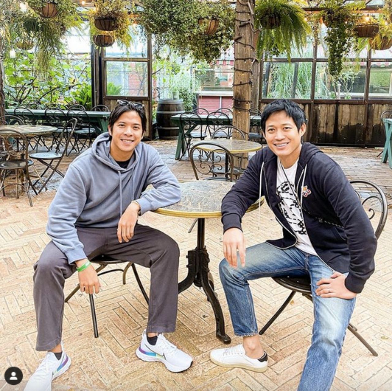 (ซ้าย) อั้ม ถิร (ขวา) ตู่ ภพธร 