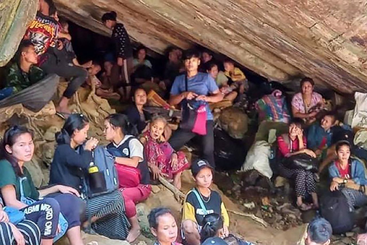 ชาวกะเหรี่ยงพากันมาหลบภัยในป่า จากการถูกกองทัพเมียนมาโจมตีทางอากาศ 