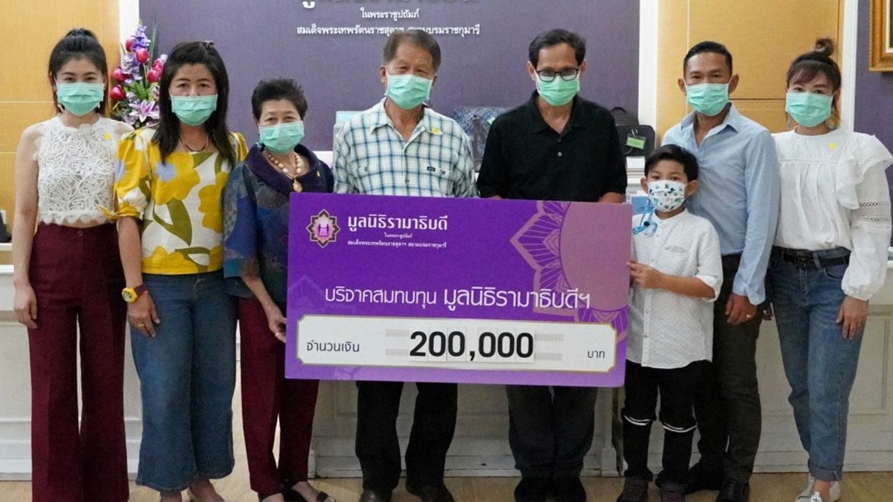 ทุนรักษา  -  ธีรศานต์ พานิชพงษ์พันธุ์ บริจาคเงินจำนวน 200,000 บาท ให้แก่ รศ.นพ.สุชาติ ไชยโรจน์ จากคณะแพทยศาสตร์ โรงพยาบาลรามาธิบดี เพื่อสมทบทุนมูลนิธิรามาธิบดี ทุนรักษาพยาบาลผู้ป่วยยากไร้และทุนผ่าตัดหัวใจนอกเวลาราชการ ที่มูลนิธิรามาธิบดี รพ.รามาธิบดี วันก่อน.