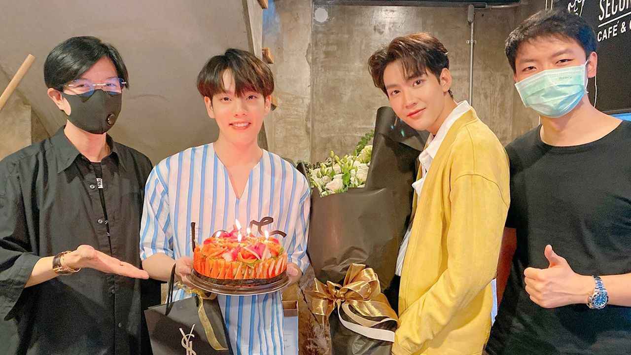 บิ๊กเซอร์ไพรส์ นักร้อง-นักแสดงหนุ่ม คอปเตอร์-ภานุวัฒน์ เกิดทองทวี โดน โอ๋-ยชญ กรณ์หิรัญ และ เฟิร์ส-ชนันตร์ ลาภอนันต์รุ่ง สองผู้บริหาร สตาร์ ฮันเตอร์ สตูดิโอ เซอร์ไพรส์ วันเกิดย้อนหลังด้วยเค้กปลาแซลมอนกลางกองถ่ายมินิซีรีส์ มิวสิกวิดีโอ “Close Friend” มีคู่จิ้น คิมม่อน-วโรดม ร่วมอวยพร ที่ร้าน Second Wind Caffee and chill out ย่านโชคชัย 4 วันก่อน.