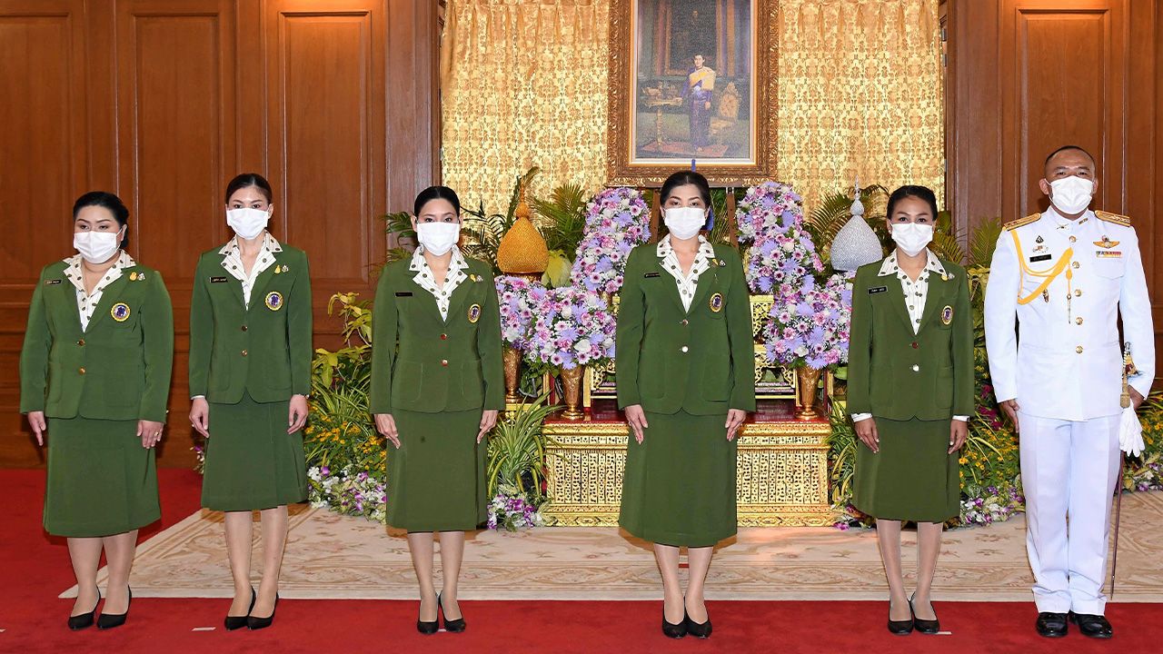 ถวายพระพร - สุพางค์พรรณ พาดกลาง ประธานสมาคมแม่บ้านทหารบก สาขากองพลทหารราบที่ 3 พร้อมคณะ มาลงนามถวายพระพร สมเด็จพระกนิษฐาธิราชเจ้า กรมสมเด็จพระเทพรัตน ราชสุดาฯ สยามบรมราชกุมารี ให้ทรงหายจากพระอาการประชวร ที่ศาลาสหทัยสมาคม วันก่อน.