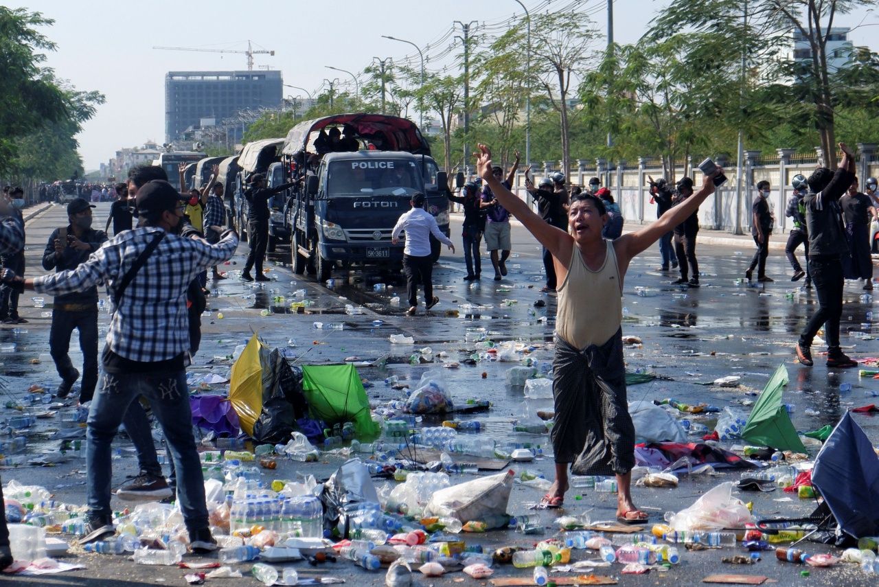 ตำรวจปราบจลาจลฉีดน้ำสลายม็อบต้านรัฐประหารในเมืองมัณฑะเลย์ เมื่อ 9 ก.พ. 64