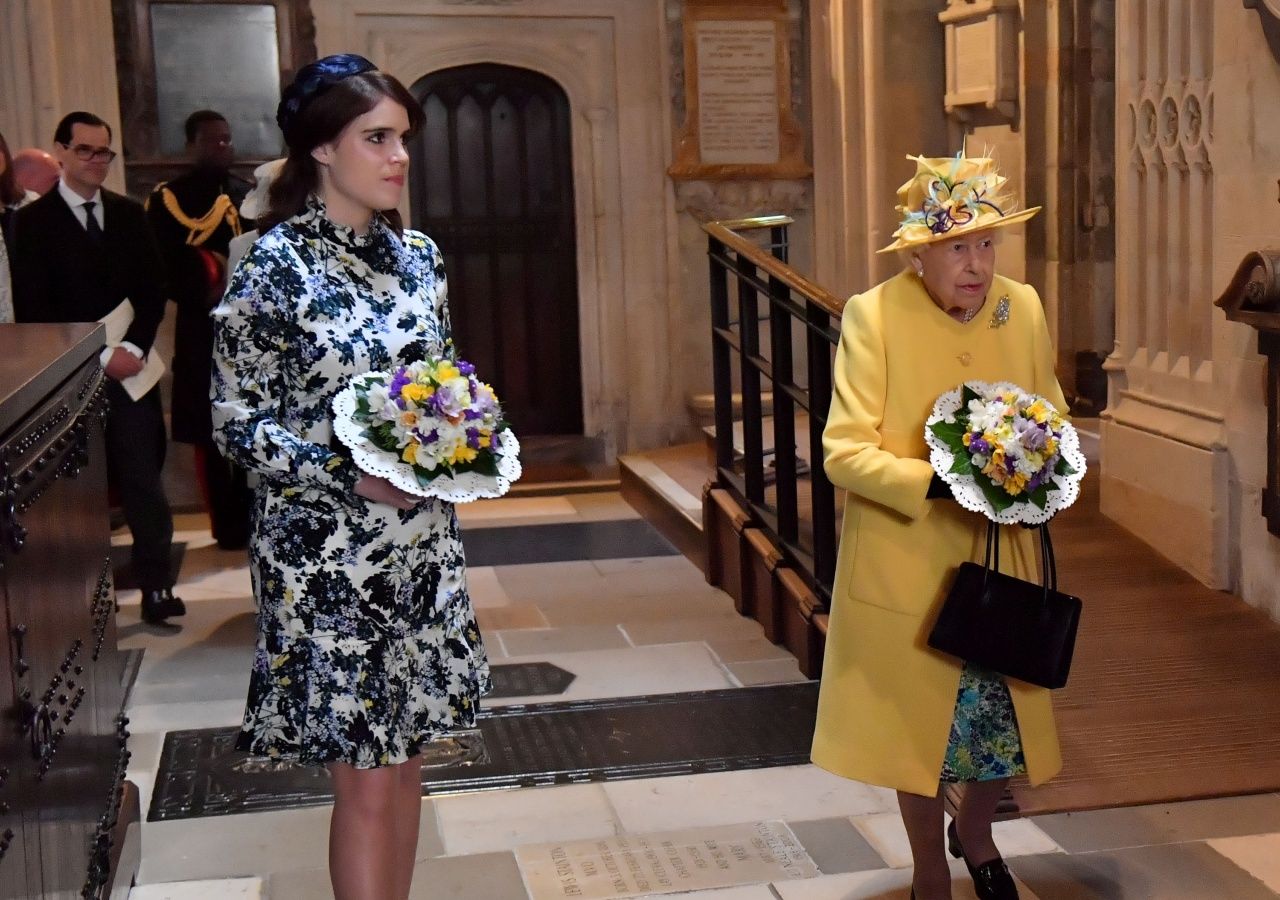 สมเด็จพระราชินีเอลิซาเบธที่ 2 แห่งอังกฤษ และเจ้าหญิงยูจีนี พระราชนัดดา