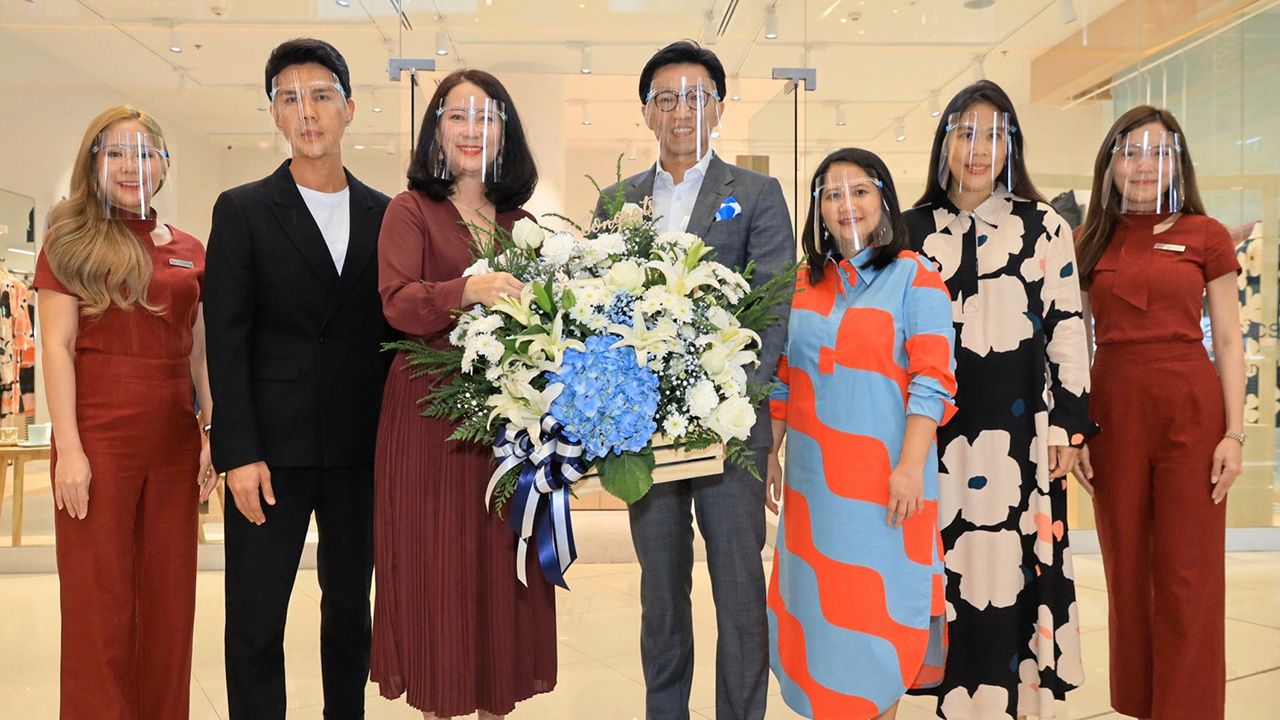 เปิดเพิ่ม - พลินี คงชาญศิริ มอบดอกไม้แสดงความยินดีให้ ธนพงษ์ จิราพานิชกุล ในโอกาสเปิดร้าน “มารีเมกโกะ” แบรนด์สินค้าไลฟ์สไตล์แฟชั่นยอดนิยมจากฟินแลนด์ สาขาใหม่ โดยมี ณัฐวัฒน์ ดุสิตนิมิต และ แพรวไพลิน เอมอักษร มาร่วมงานด้วย ที่ศูนย์การค้าเมกา บางนา วันก่อน.