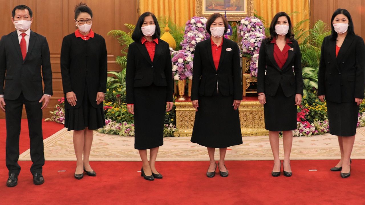 ถวายพระพร - ศิริพร เดชสิงห์ พร้อมคณะผู้บริหาร บ.สยามแม็คโคร มาร่วมลงนามถวายพระพร สมเด็จพระกนิษฐาธิราชเจ้า กรมสมเด็จพระเทพรัตนราชสุดาฯ สยามบรมราชกุมารี ขอให้ทรงมีพระพลานามัยแข็งแรงและหายจากพระอาการประชวร ที่ศาลาสหทัยสมาคม วันก่อน.
