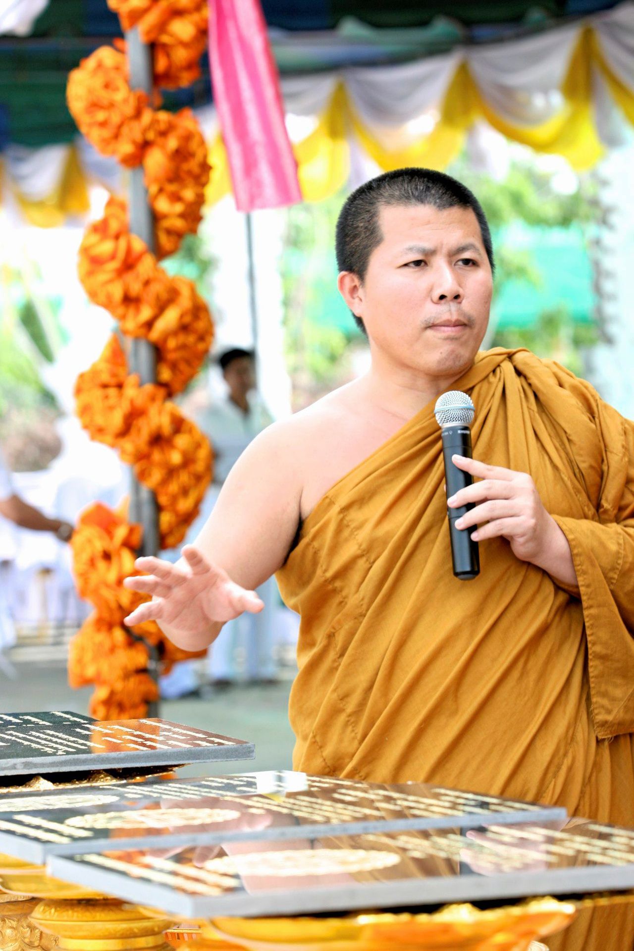 หลวงพี่อุเทน เจ้าอาวาสวัดท่าไม้