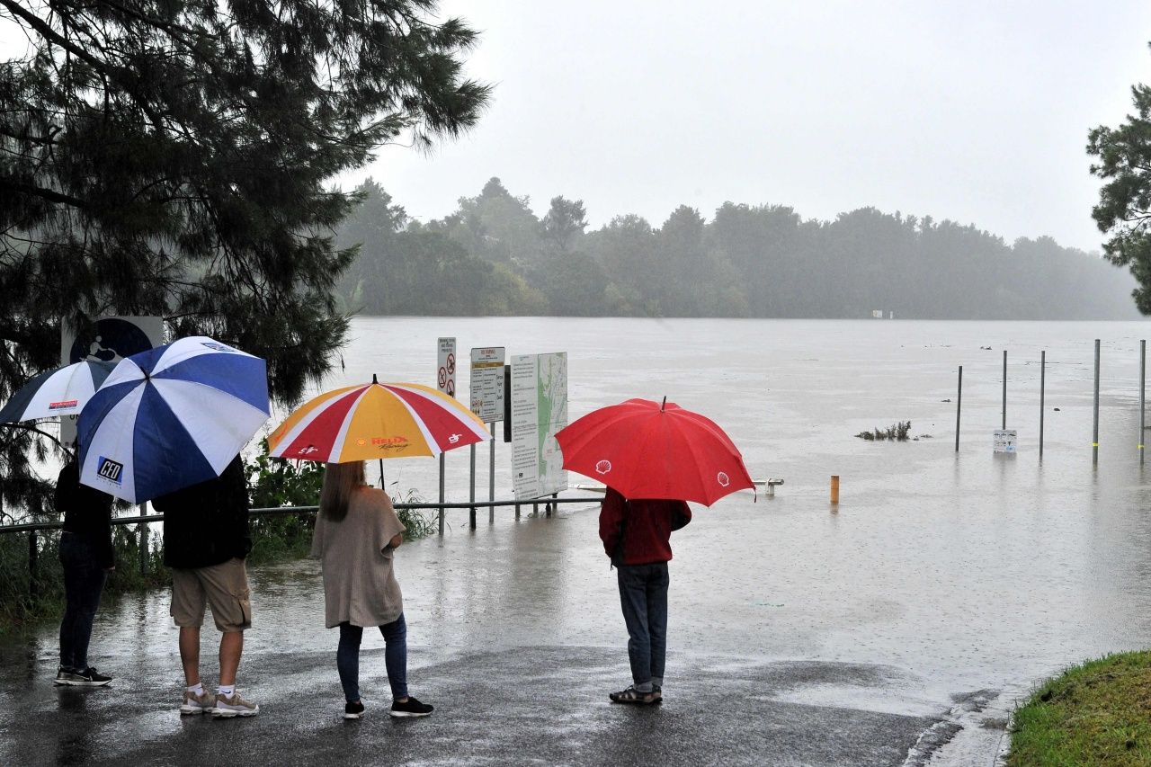 ชาวซิดนีย์เฝ้ามองแม่น้ำเนเปียนที่ล้นตลิ่งเพราะฝนตกหนัก