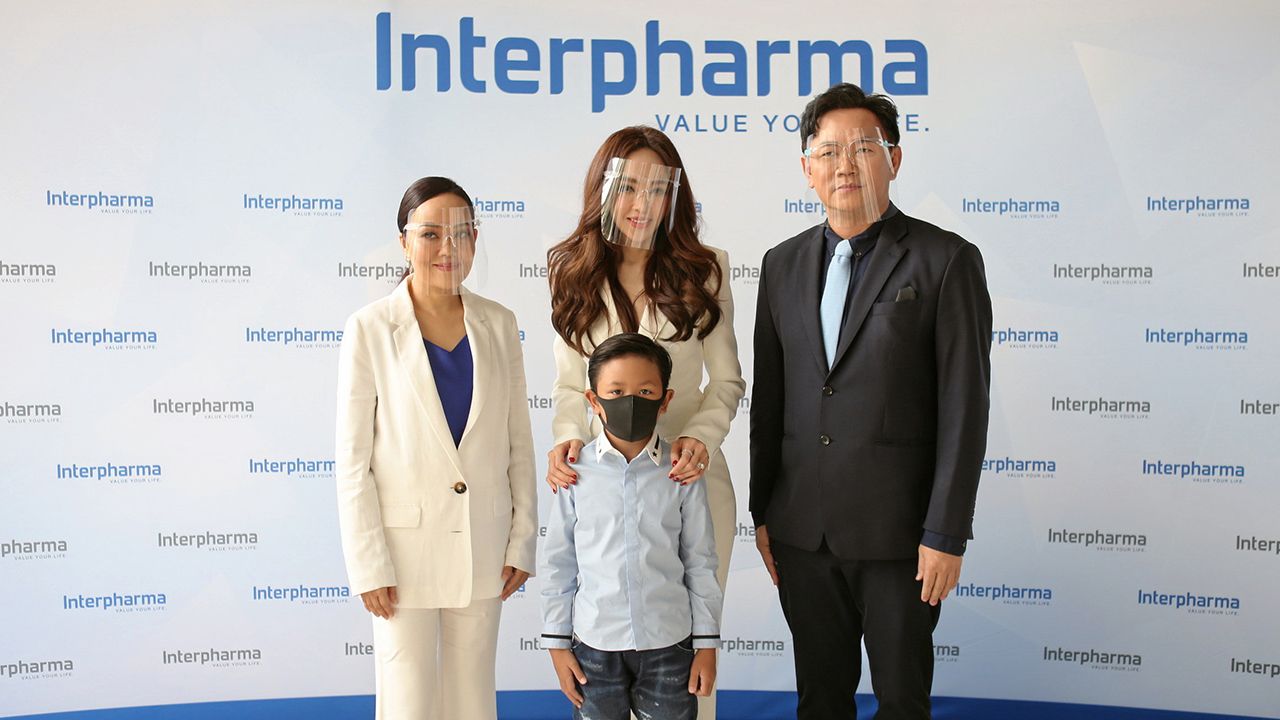 เปิดตัวใหม่ ดร.ตฤณวรรธน์ ธนิตนิธิพันธ์ ประธานเจ้าหน้าที่บริหาร บ.อินเตอร์ ฟาร์มา จำกัด (มหาชน) เปิดตัว 4 ผลิตภัณฑ์ใหม่แก้ภูมิแพ้เสริมภูมิต้านทาน สกัด PM2.5 โดยมี เป้ย-ปานวาด ควงคู่น้องโปรด ลูกชาย ขึ้นเวทีร่วมแชร์ประสบการณ์การดูแลตัวเอง ณ โรงแรมพูลแมน คิง เพาเวอร์ กรุงเทพ (รางน้ำ) วันก่อน.