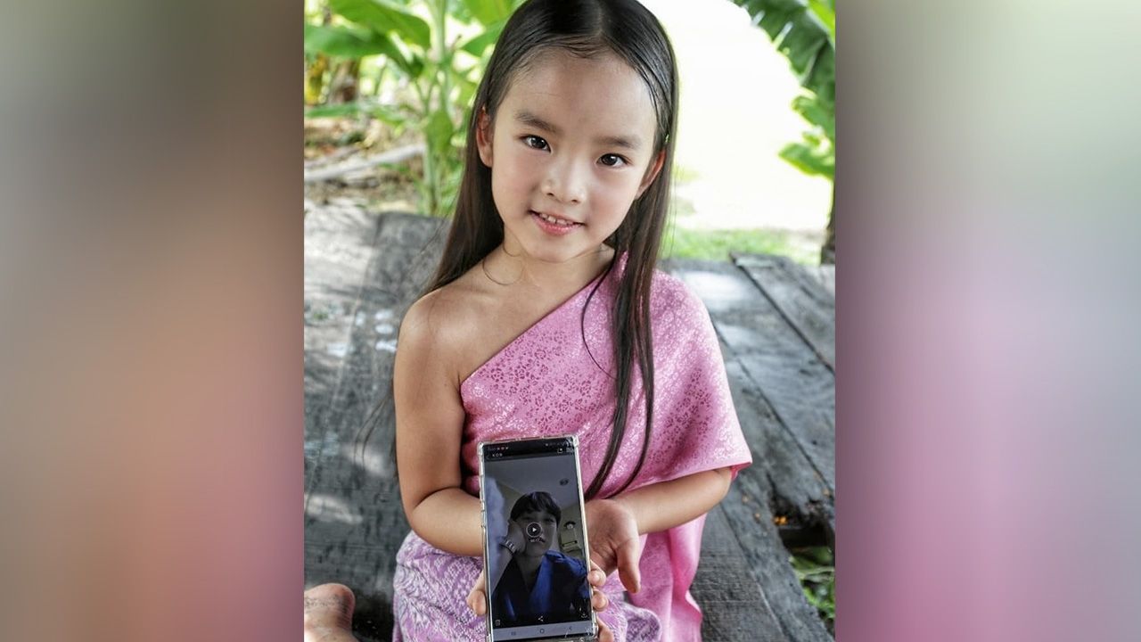 มีแววซุปตาร์ให้เห็นแต่เด็ก น้องปีใหม่ ลูก แม่แอฟ เล่นละครรับบทเป็น “วันทอง” ตอนเด็ก ท่องบทเป๊ะๆ แถมถ่ายเสร็จยังไปเช็กหน้ามอนิเตอร์กับผู้กำกับอีกตะหาก...มีเรื่องต่อไปแน่.