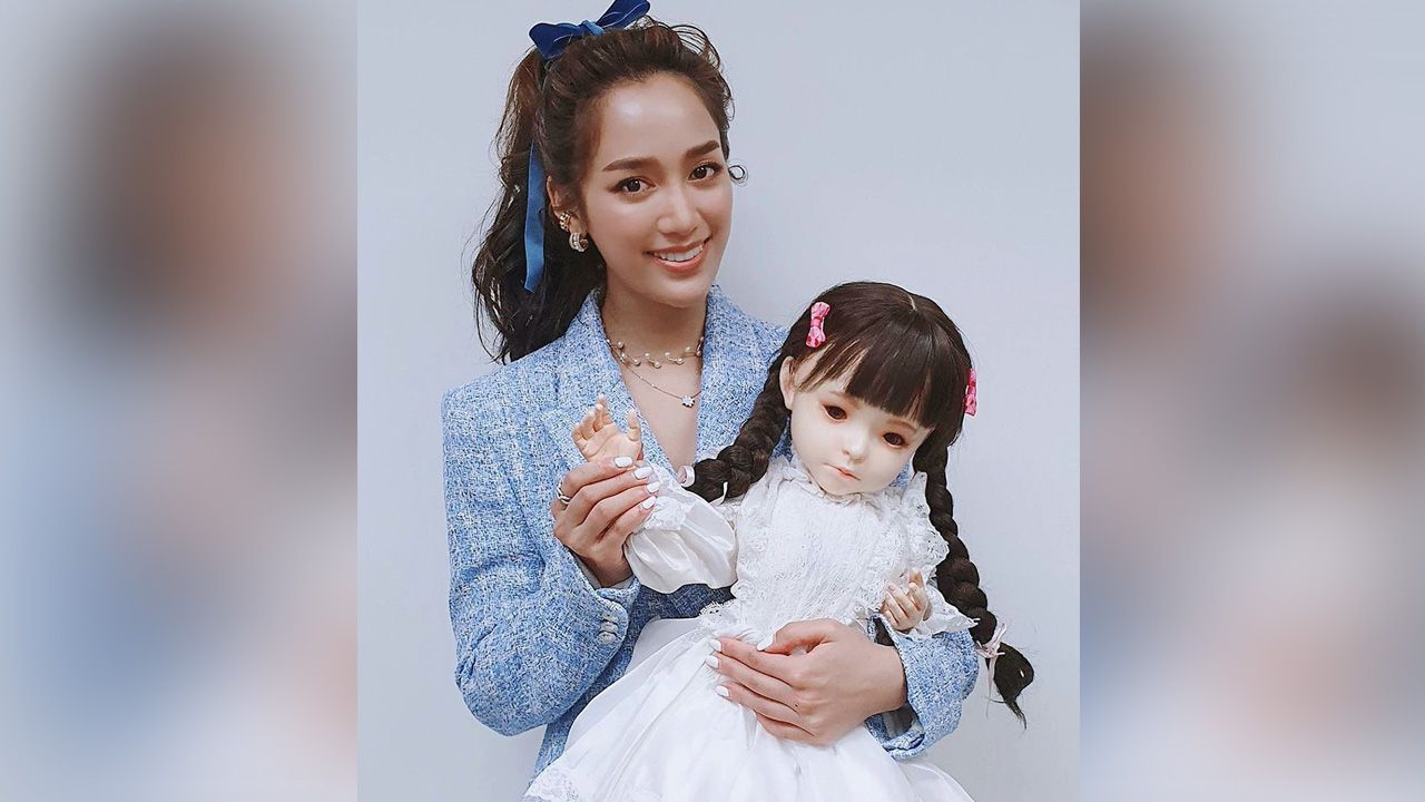 ส่วนแฟนละครผีต้องเรื่องนี้ “ตุ๊กตา” มาแน่ “หนูอยากกลับบ้าน” ในตำนาน ลงจอต่อ “วงเวียนหัวใจ” ทุกพุธ-พฤหัสฯที่ว่ากันว่าเป็น “คืนเฮี้ยน” ที่ละครผีเรื่องไหนลงล็อกนี้ปังทุกเรื่อง!