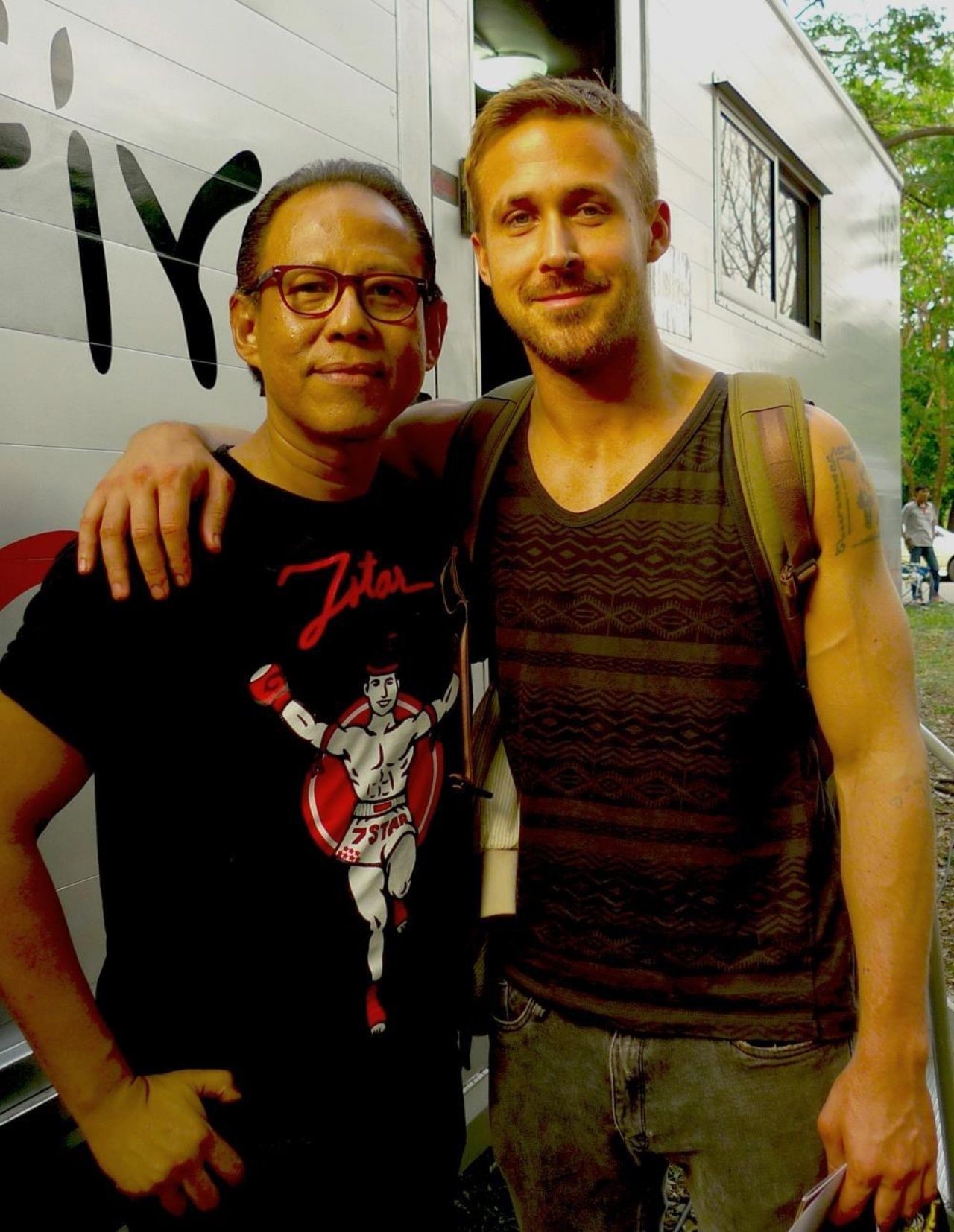 (ซ้ายมือ) ปู วิทยา กับซุป'ตาร์ฮอลลีวูด ไรอัน กอสลิ่ง