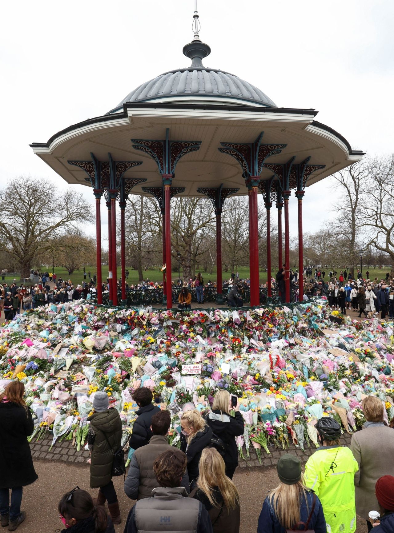ผู้ชุมนุมวางดอกไม้ไว้อาลัยที่สวนสาธารณะ แคลปแฮม คอมมอน ในกรุงลอนดอน
