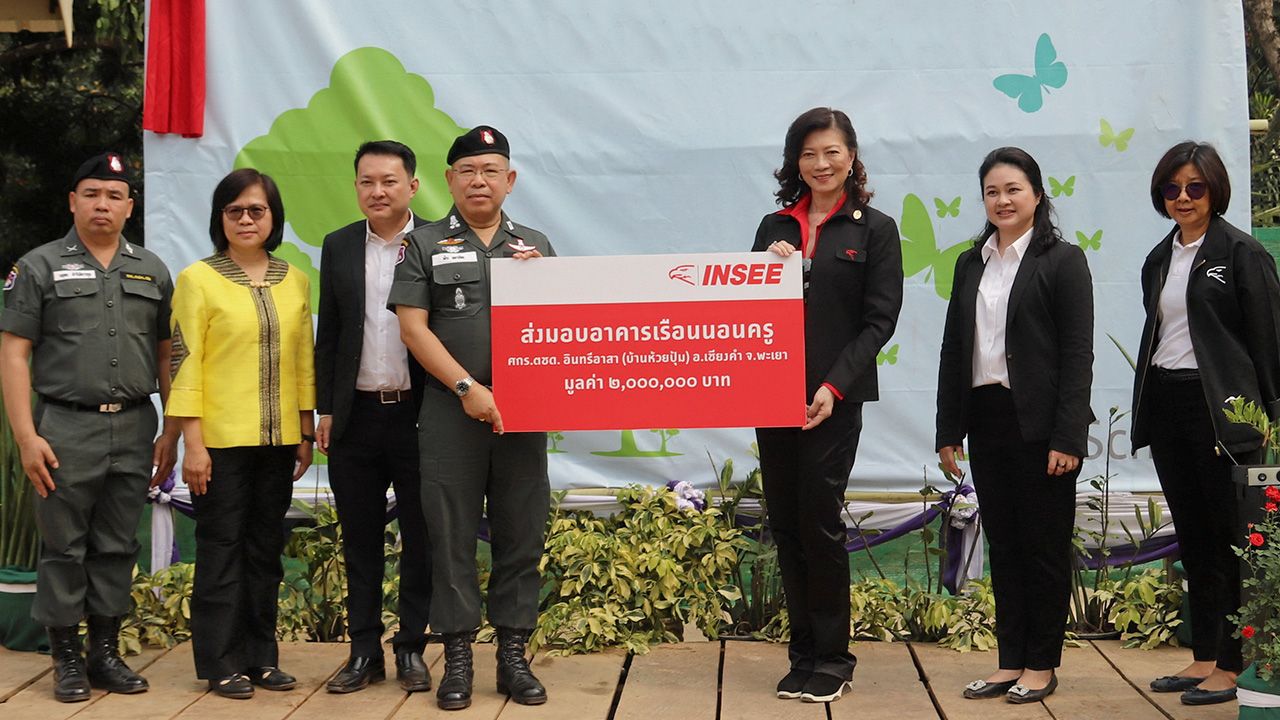 มอบอาคาร - ดร.สุนีย์ ศรไชยธนะสุข และ สุจินตนา วีระรัตน์ ตัวแทน บ.ปูนซีเมนต์นครหลวง จัดพิธีส่งมอบอาคารที่พักครูและอาคารเรียนอเนกประสงค์ ในโครงการโรงเรียนสีเขียว ผ่าน พ.ต.อ. วชิระ พยาน้อย ผกก.ตชด.ที่ 33 ที่ศูนย์การเรียน ตชด. บ้านห้วยปุ้ม อ.เชียงคำ จ.พะเยา วันก่อน.