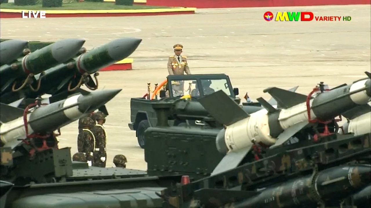 พล.อ.อาวุโส มิน อ่อง หล่าย ตรวจแถวทหารเนื่องในวันกองทัพเมียนมา เมื่อ 27 ก.พ. 64