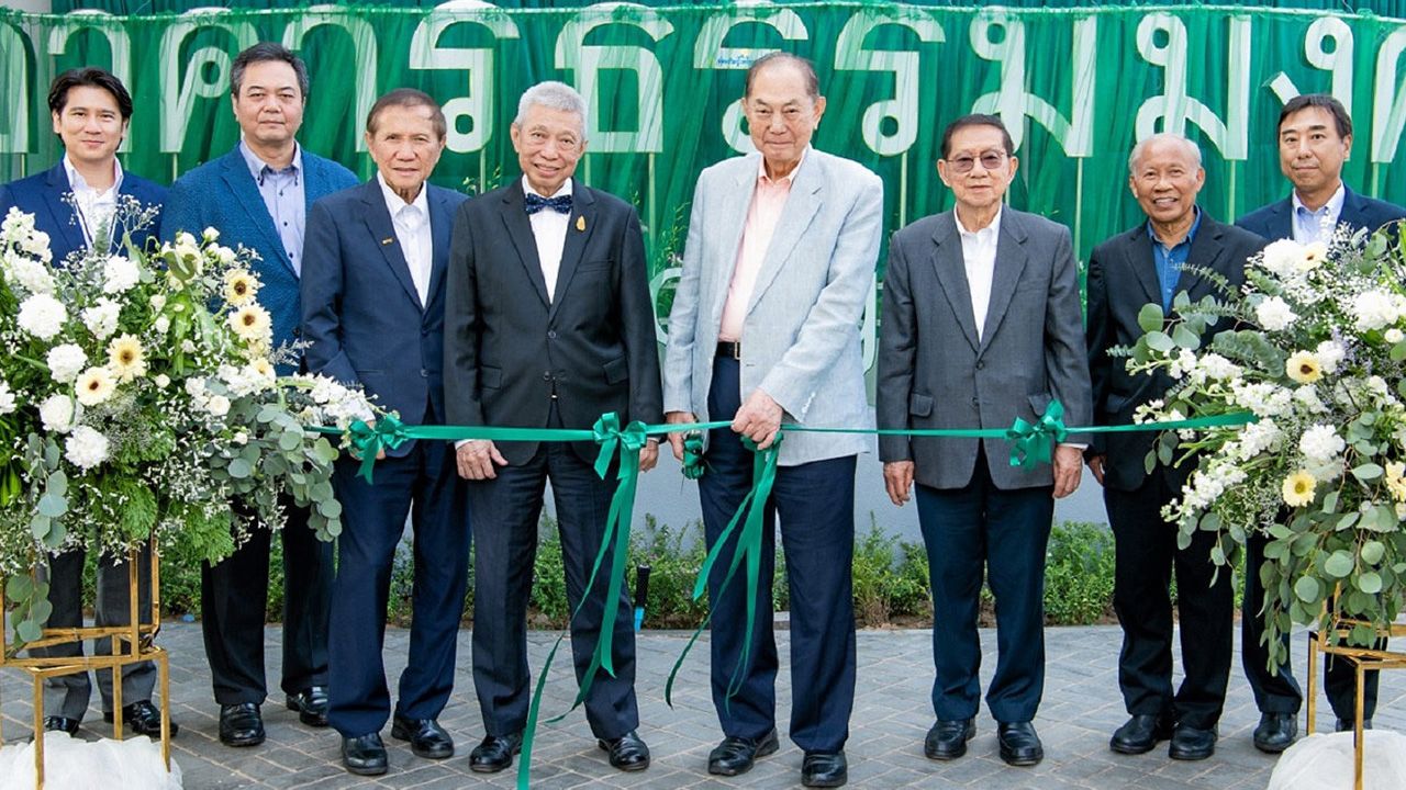 ไม่ธรรมดา - บุณยสิทธิ์ โชควัฒนา เปิด “Eco Tower” หออบผงซักฟอกแห่งใหม่เทคโนโลยีทันสมัยของไลอ้อน โดยมี บุญชัย โชควัฒนา, ณรงค์ โชควัฒนา, บุญฤทธิ์ มหามนตรี, วิชัย กุลสมภพ และ ธรรมรัตน์ โชควัฒนา มาร่วมงานด้วย ที่โรงงานไลอ้อน ศรีราชา วันก่อน.
