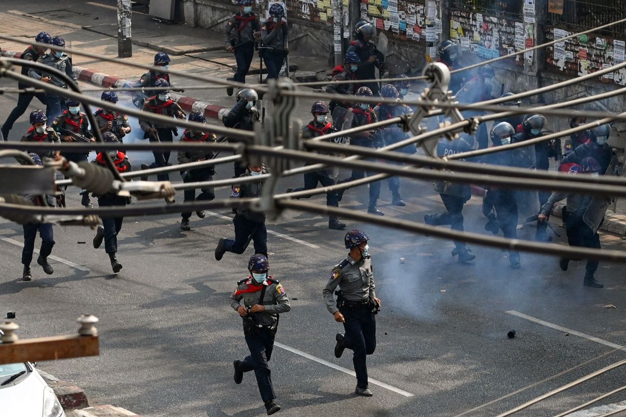 ตำรวจเมียนมาสลายผู้ชุมนุมต้านรัฐประหารในย่างกุ้งเมื่อ 28ก.พ.64