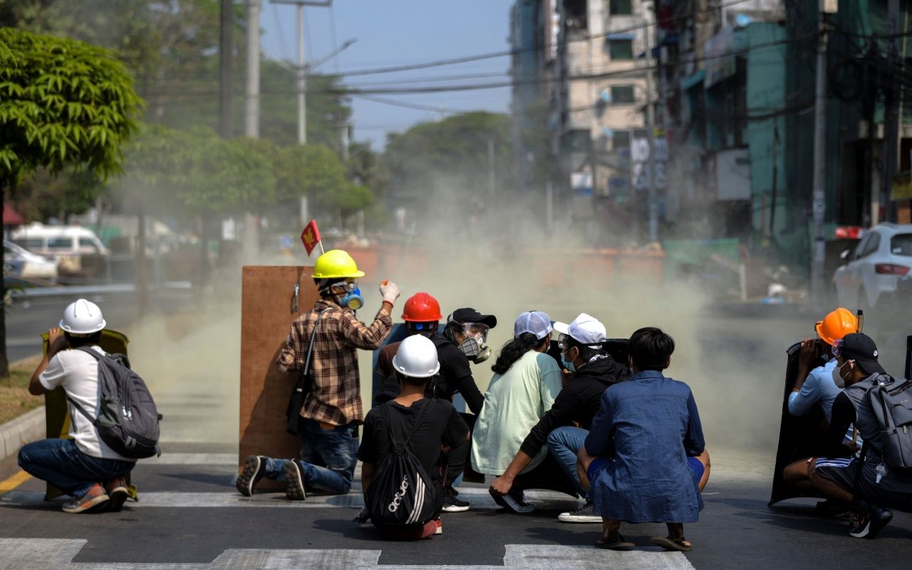 ม็อบต้านรัฐประหารเมียนมา ถูกตำรวจปราบจลาจลสลายการชุมนุมเมื่อ 28ก.พ.64