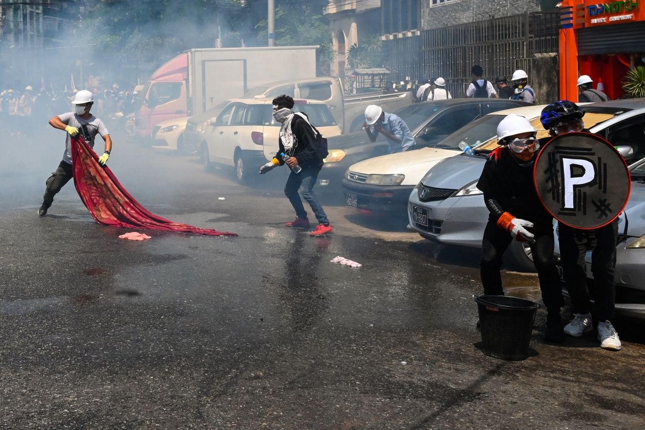 ชาวเมียนมาพยายามต่อสู้กับตำรวจปราบจลาจลที่ใช้ความรุนแรงสลายฝูงชนต่อต้านรัฐประหาร ในย่างกุ้ง เมื่อ 28ก.พ.64