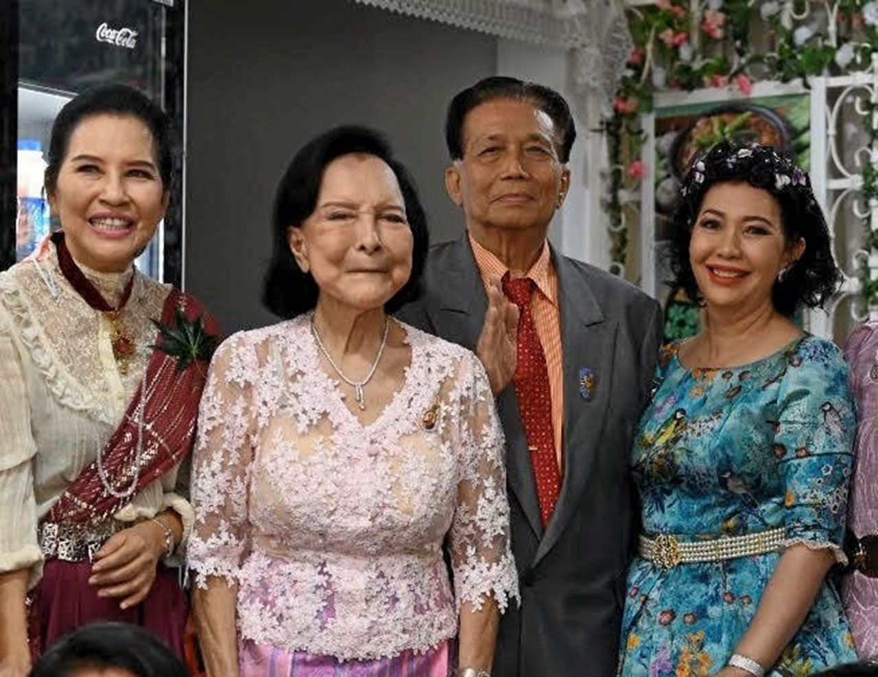 สุวะลัย-ณญาดา อมตวณิชย์ (2 และ 1 จากซ้าย) ต้อนรับสุรัศมิ์ ดุลยจินดา, ม.ล.ปุญยนุช เกษมสันต์.