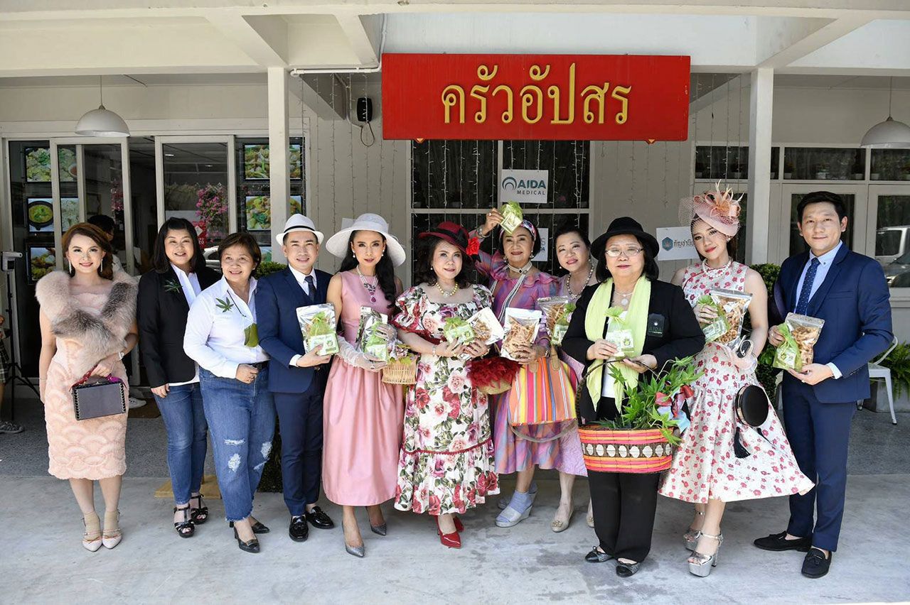 เหล่ากัลยาณมิตรที่มาร่วมยินดีกับร้านครัวอัปสร สาขาใหม่.