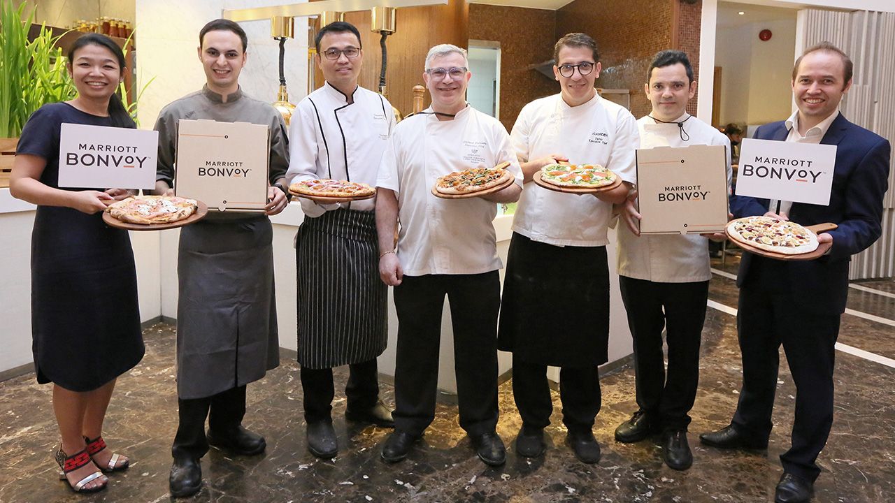 หอมอร่อย - วริยา ลุลิตานนท์ และ วินเซนต์ แวน เมเชเลน จัดกิจกรรมเปิดโปรโมชัน “PIZZA PERFECTION” พร้อมแนะนำพิซซ่าอบใหม่ในเตาฟืนมากกว่า 20 ชนิด ตลอดเดือน มี.ค.-เม.ย. สำหรับสมาชิกแมริออท บอนวอย จะได้รับพิซซ่าชิ้นที่ 2 ฟรี ที่โรงแรม เดอะ เวสทิน แกรนด์ วันก่อน.