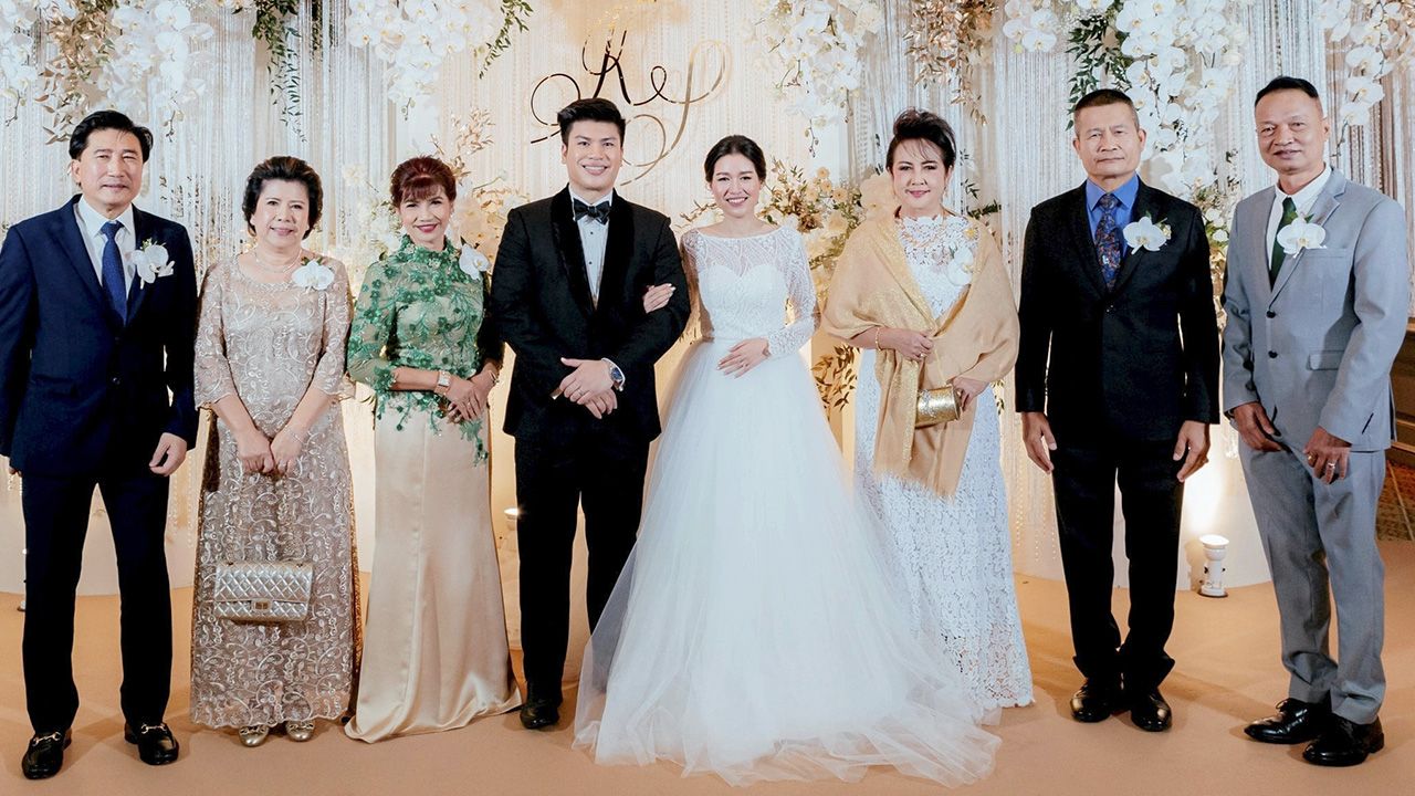 คู่สวีท - พล.ร.ท.กฤชพล เรียงเล็กจำนงค์ เป็นประธานในงานวิวาห์ระหว่าง กัญญาณัฐ บุตรี น.ต.กิตติศักดิ์–สิดาพร เปรมจิตต์ กับ ปรมัตถ์ บุตร ปชา เรืองคณะ–สุนันท์ ทองวัฒนากร โดยมี กิจจาภรณ์ เรียงเล็กจำนงค์ มาร่วมงานด้วย ที่โรงแรมแมนดาริน โอเรียนเต็ล วันก่อน.