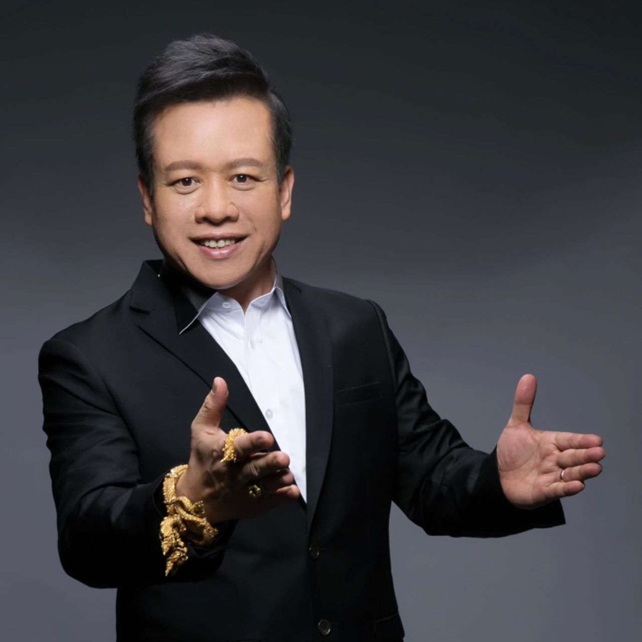 อ.ลักษณ์ ราชสีห์ ขอบคุณภาพจากแฟนเพจ โหรฟันธง ลักษณ์ เรขานิเทศ